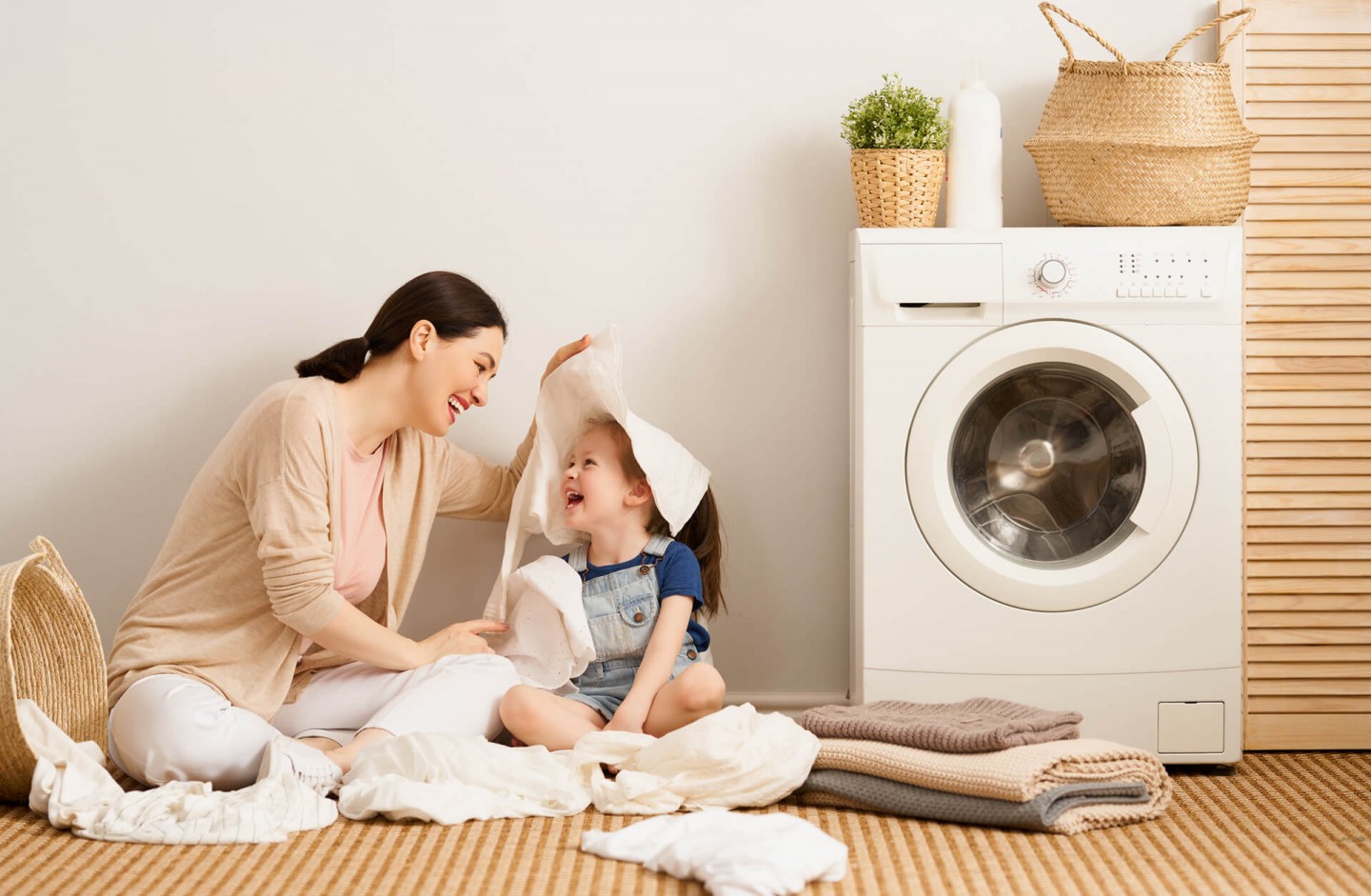 https://www.flashclean.me/wp-content/uploads/family-doing-laundry-8Z2M7T2.jpg