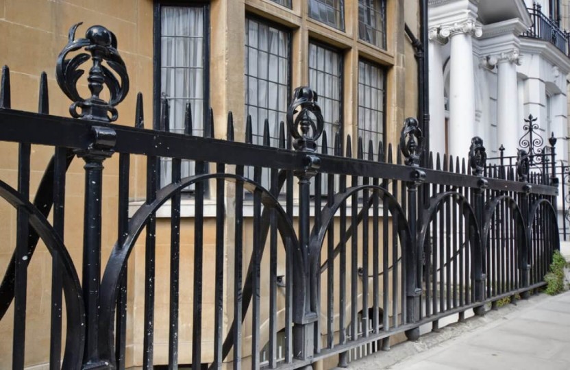 https://www.thevictorianemporium.com/images/made/images/uploads/articles/1110_720_85_s_c1_c_c/History-of-Gates-and-Railings.jpg